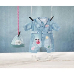 Zapf Creation BABY Born - Deluxe Jeans Overall - 43 Cm -Trendiger Spielzeug-Discounter 241654 4001167832592 zapf baby born deluxe jeans overall 02